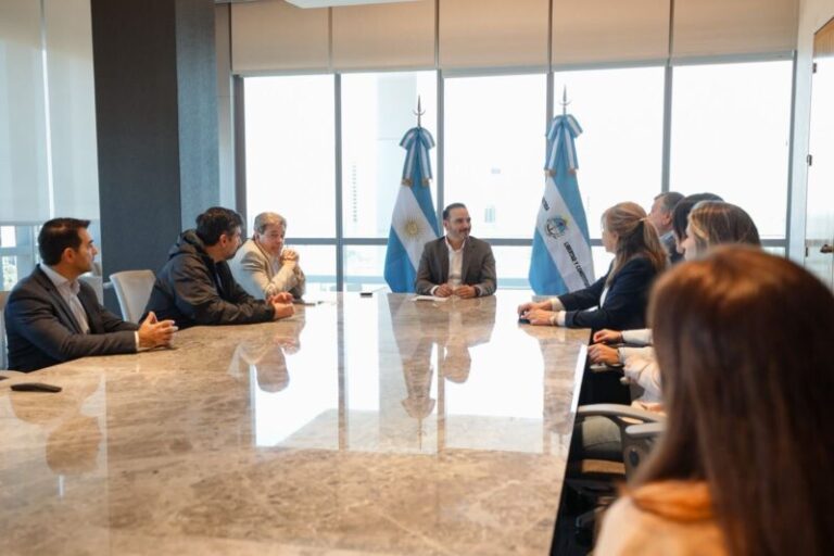 Gobernador Juan Pablo Valdés en reunión con representantes de supermercados en Corrientes