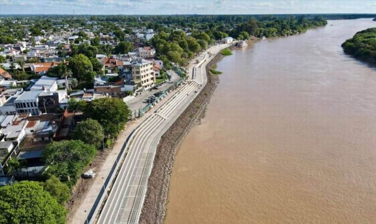 Paseo peatonal y cultural en la Costanera de Goya durante la 49ª Fiesta Nacional del Surubí