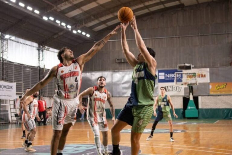 Jugadores de Hindú Club y Córdoba de Corrientes en acción durante el partido de la Liga Federal de Básquetbol.