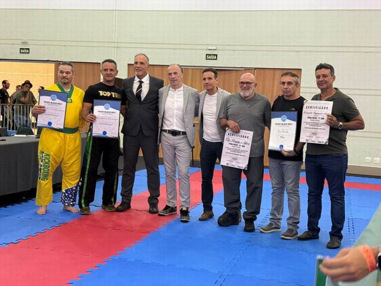 Juan Corrales, presidente de la Federación Argentina de Kickboxing, posa con su distinción de 7° Dan.