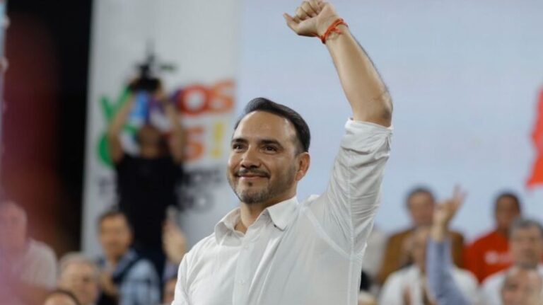 Gráfico ilustrativo de un ranking con flecha ascendente, representando el ascenso en la imagen del Gobernador.