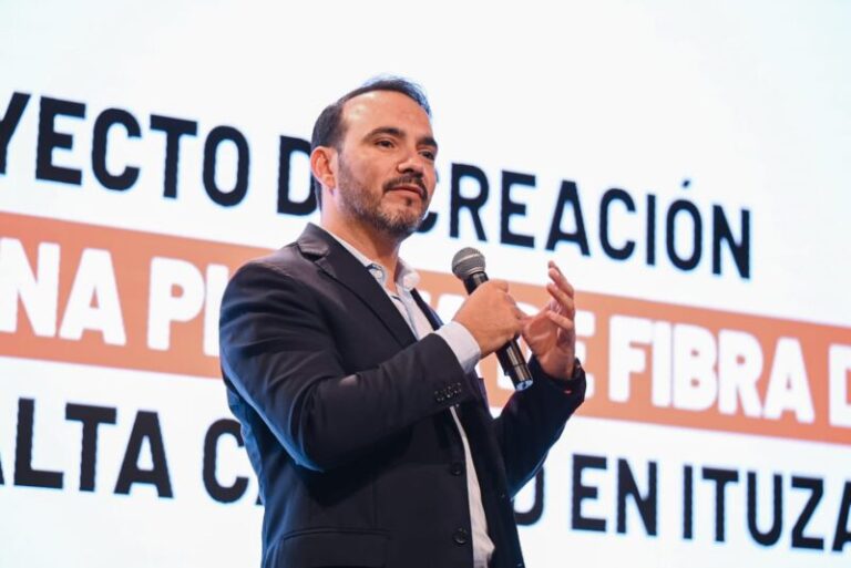 Juan Pablo Valdés durante la presentación del proyecto de la planta de fibra de pino en el auditorio Julián Zini