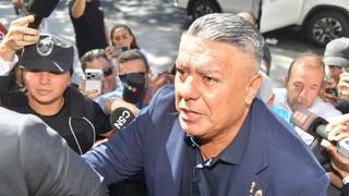 Símbolo de la justicia y logo de la AFA en un contexto noticioso.