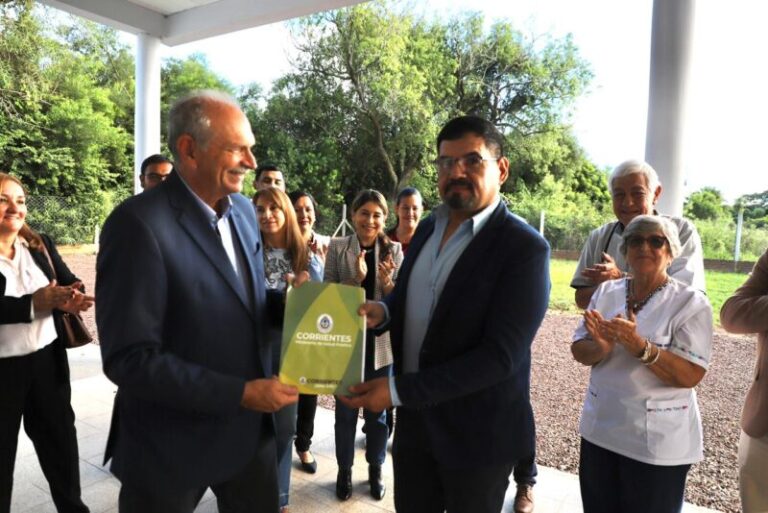 Ministro Emilio Lanari en el hospital de Loreto durante la designación del nuevo director