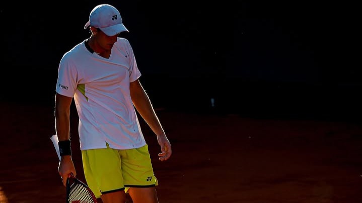 Lautaro Midón, tenista profesional de Corrientes, en acción durante un partido de tenis.