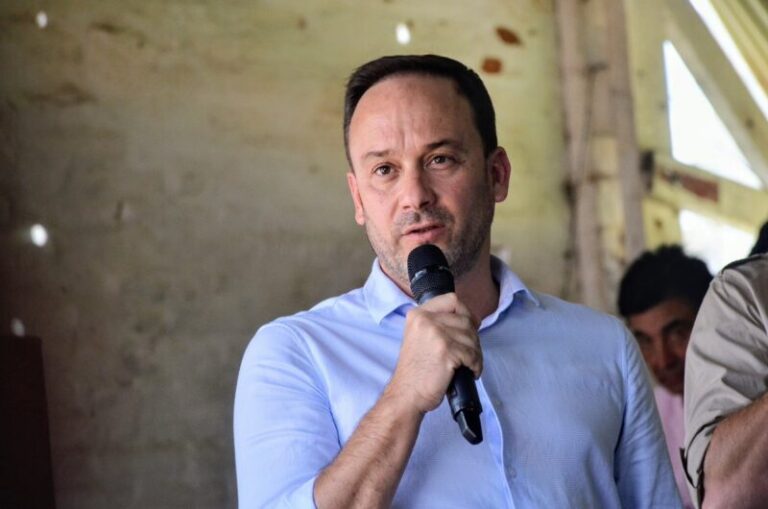 Intendente Mariano Hormaechea durante una entrevista explicando el plan de desarrollo para Goya.