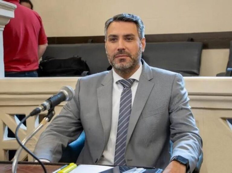 Diputado provincial Mario Branz durante una entrevista radial.