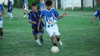 Ilustración del partido de fútbol entre Mburucuyá y Sacachispas en la Copa de la Liga