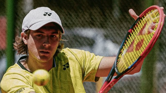 Lautaro Midón, tenista correntino, en acción durante el torneo de Campinas.