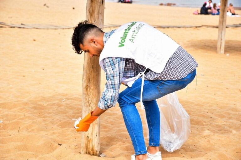 Voluntarios participando en una jornada de limpieza en la Costanera Sur de Corrientes.
