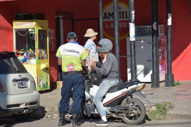 Agentes de tránsito realizando un control vial en una calle de Corrientes