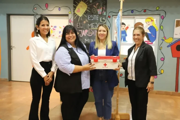Viceintendente Julieta Canoniero durante la entrega de botiquines de primeros auxilios en una dependencia municipal de Virasoro.