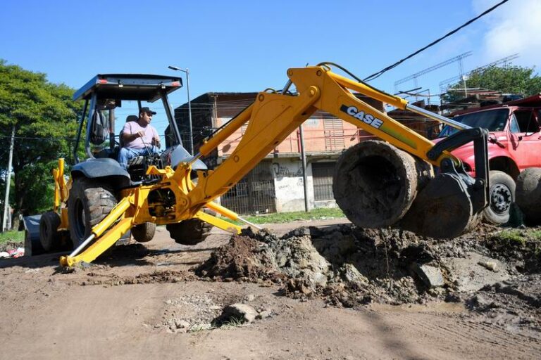 Trabajos de recuperación y mantenimiento en espacios públicos y calles de la ciudad de Corrientes