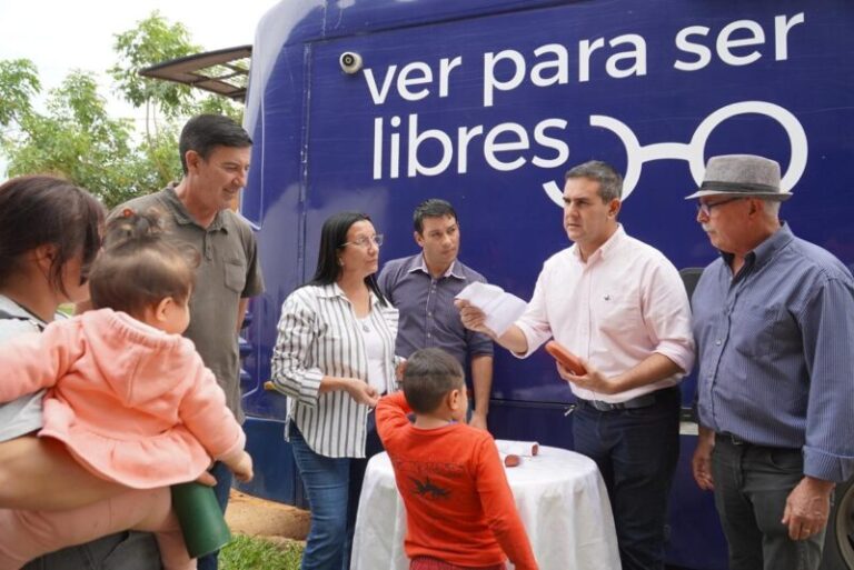 Operativo oftalmológico en Corrientes: profesional realizando control de la vista a un niño.