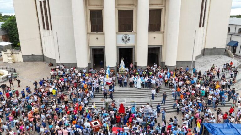 Peregrinos y jinetes llegando a la Basílica de Itatí durante la tradicional peregrinación