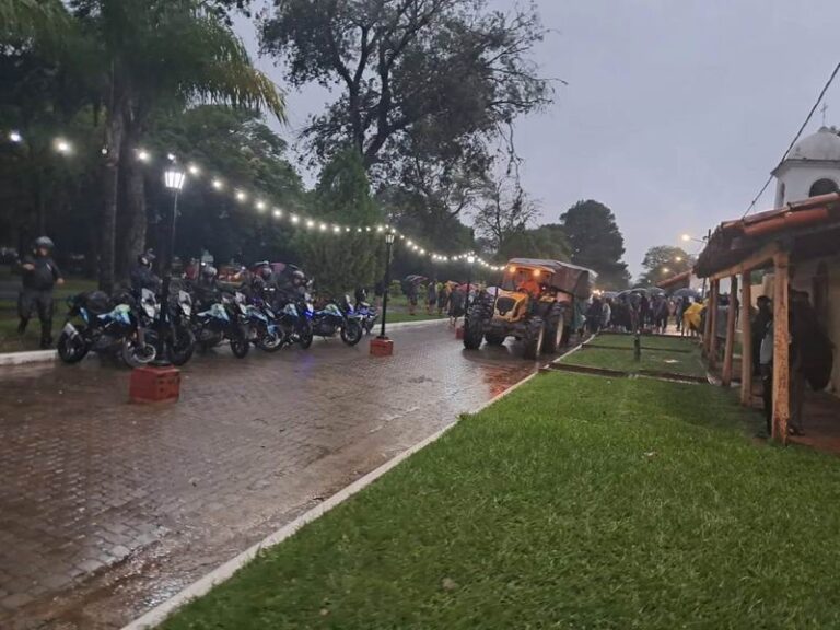 Peregrinos caminando o a caballo bajo la lluvia durante la Peregrinación de los Tres Pueblos en Corrientes