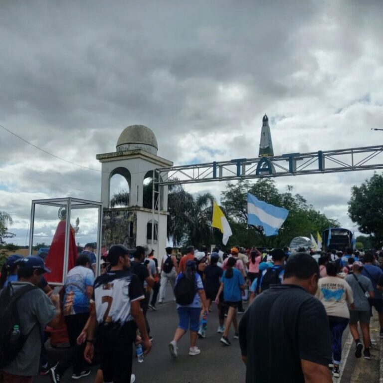 Grupo de peregrinos caminando por la ruta durante la peregrinación anual hacia la Basílica de Itatí.