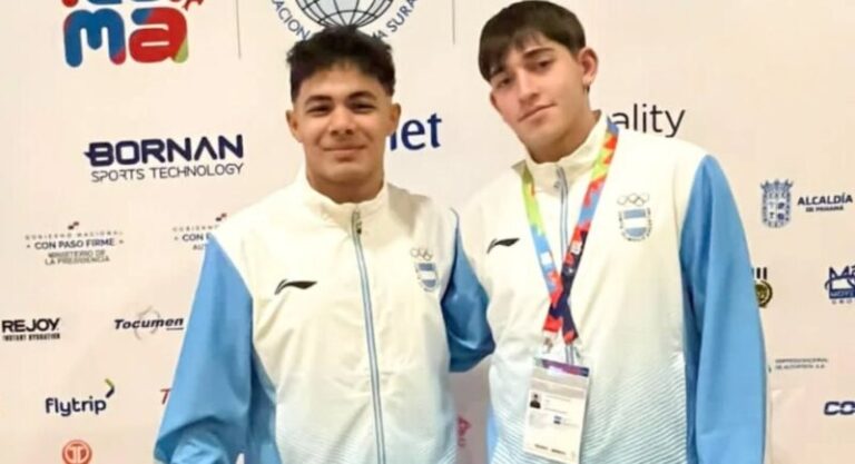 Los pesistas correntinos Nathaniel Villalba Pannunzio y Mauricio Mareco con la camiseta argentina.