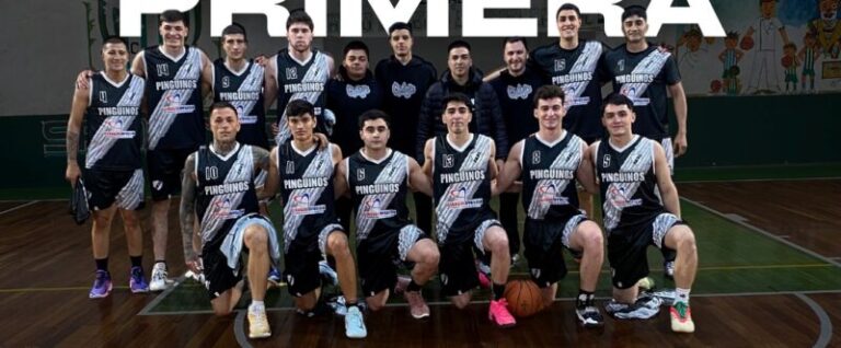 Jugador de básquet en acción durante un partido del torneo capitalino