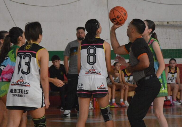 Jugadoras de básquet infantil en partido del Pre Federal de Corrientes
