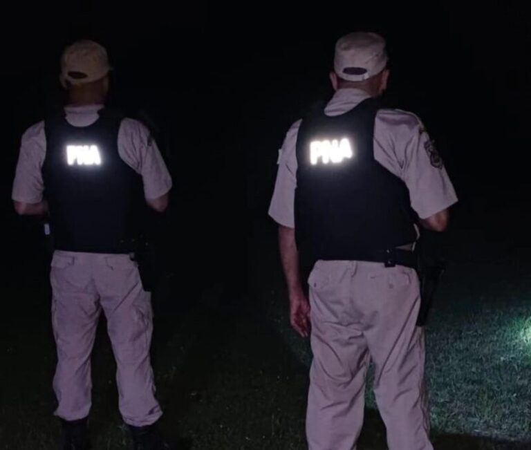 Efectivos de Prefectura Naval durante el operativo de incautación de mercadería en la costa del río Uruguay.