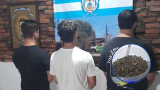 Efectivos policiales realizando un procedimiento de control en un espacio público.