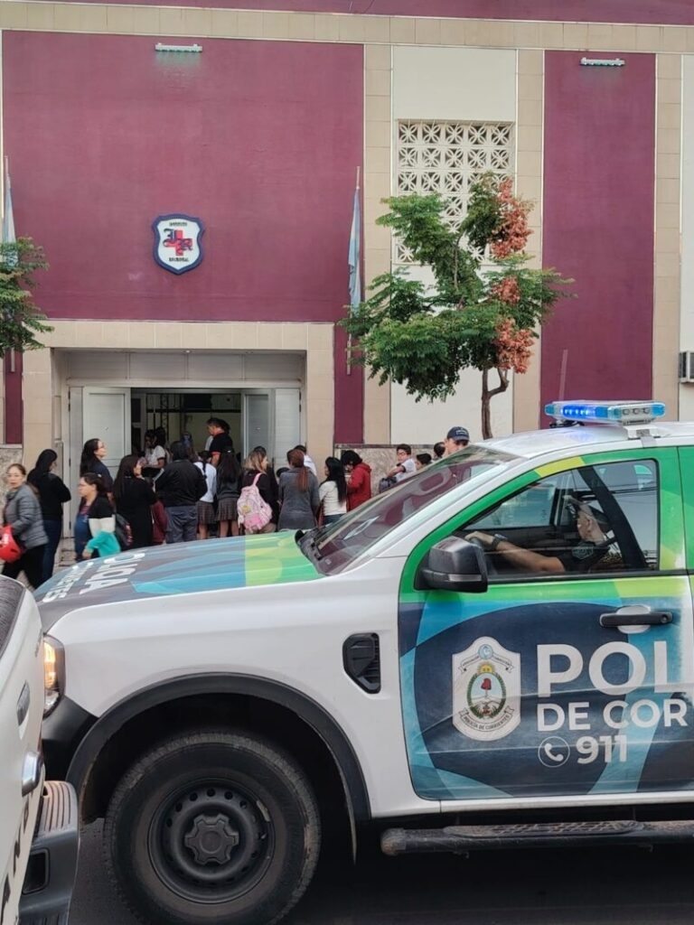 Ministra de Educación Ana Miño durante recorrida de supervisión de protocolos de seguridad en colegio de Corrientes