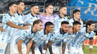 Jugadores de Racing Club en un partido de fútbol.