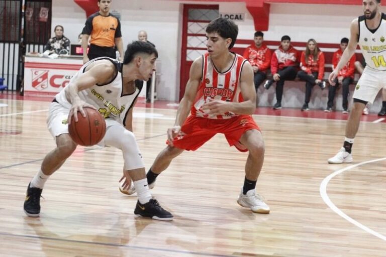 Jugadores de San Lorenzo de Monte Caseros celebrando la victoria sobre Córdoba en básquet