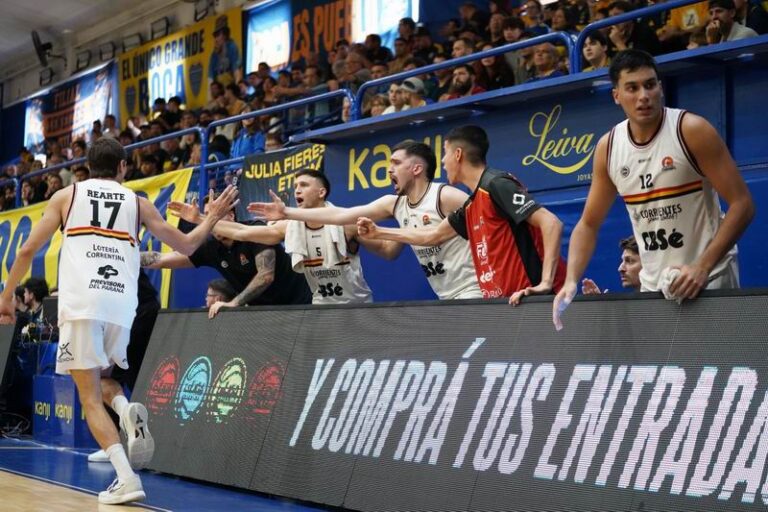 Jugadores de San Martín de Corrientes en partido de básquet ante Boca