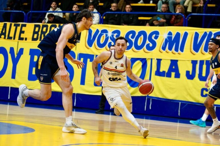Jugadores de San Martín de Corrientes en acción durante el partido ante Boca Juniors en La Bombonerita