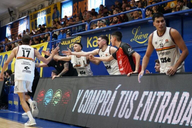 Jugadores de San Martín de Corrientes en partido de básquet ante Boca Juniors