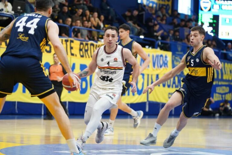 Jugadores de San Martín de Corrientes en acción contra Boca Juniors en la Bombonerita