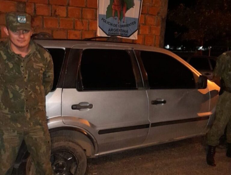 Operativo policial de secuestro vehicular en una calle de Corrientes