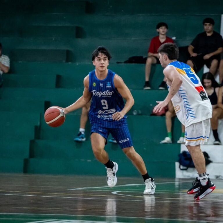 Jugadores de básquet en acción durante un partido del torneo pretemporada en Corrientes