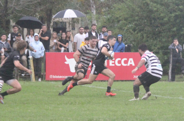 Jugadores de Taraguy y Aranduroga en el clásico correntino de rugby bajo la lluvia