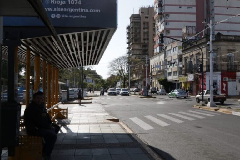 Colectivo de transporte de pasajeros en una ruta de Corrientes