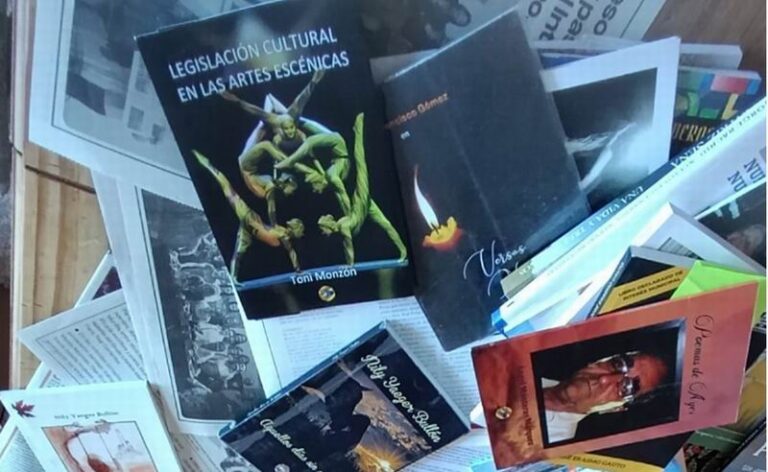 Portada de la revista Vivencias Correntinas junto a libros sobre colectividades en Mburucuyá