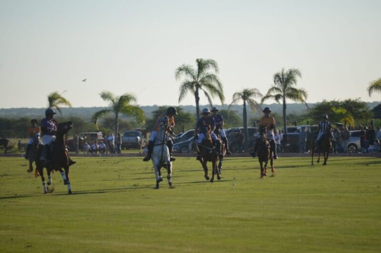 Partido de polo en el Cuarto Rincón Polo Club de Mercedes durante el Argentino de Polo del Interior