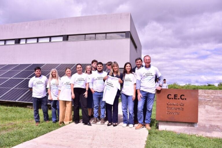 Funcionarios y miembros de la Unión Industrial Joven durante recorrido por el Parque Industrial Santa Catalina en Corrientes.