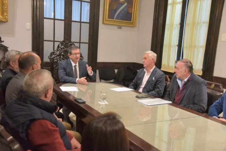 Reunión de funcionarios provinciales y representantes del sector privado en el Congreso Pyme en Corrientes