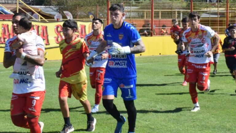 Arquero Federico Quijano de Boca Unidos atajando un balón