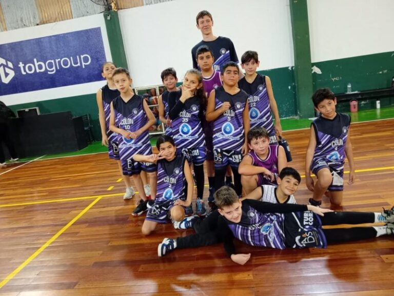 Niños y niñas entrenando minibásquet en el Club Deportivo Colón