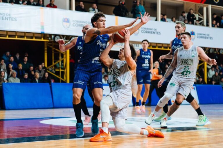 Partido de básquet entre Regatas Corrientes y Ferro Carril Oeste en el Fortín Rojinegro