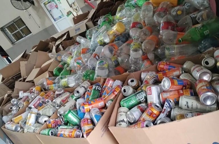 Operario municipal carga materiales reciclables en un camión en Bella Vista