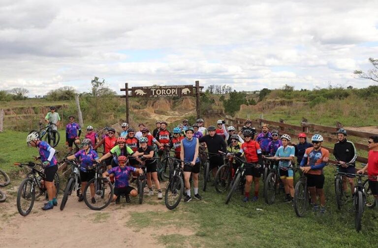 Ciclistas en el circuito de MTB en el Arroyo Toropí, Bella Vista