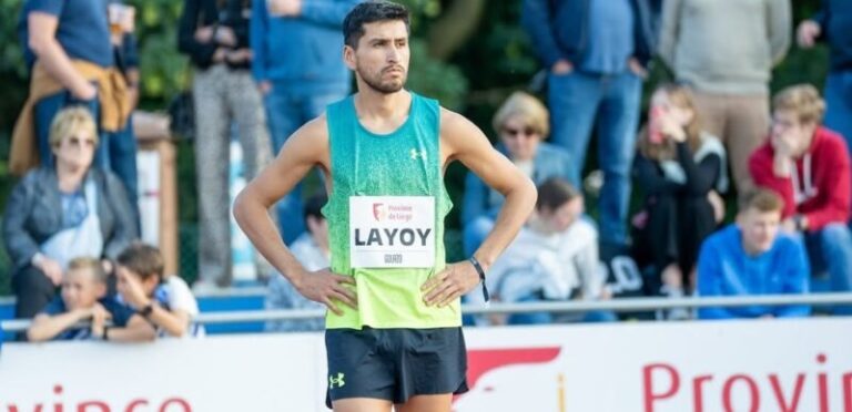 Carlos Layoy en competencia de salto en alto