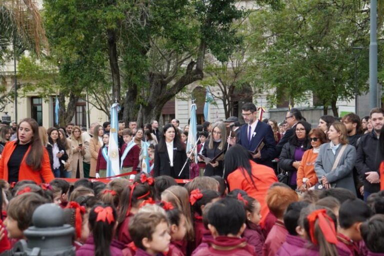 Desfile del Colegio Yapeyú en homenaje al General San Martín