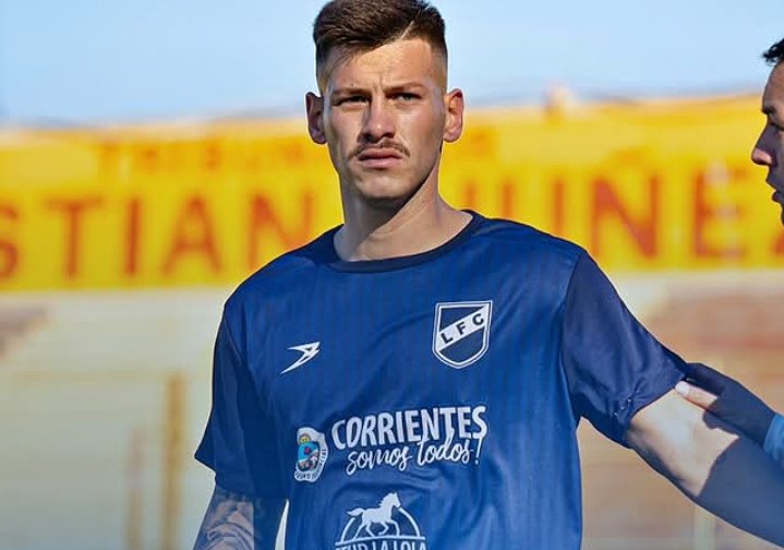 Balón de fútbol sobre el césped en un partido del Regional Federal Amateur
