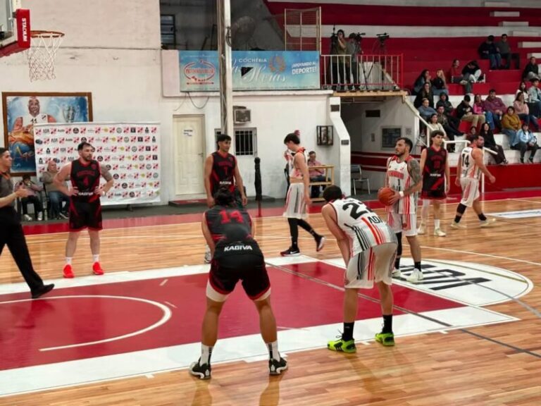 Partido de básquetbol entre Club Córdoba y Football de Esquina